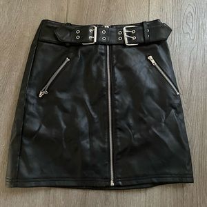 Forever 21 faux leather mini skirt w belt 🗡⛓